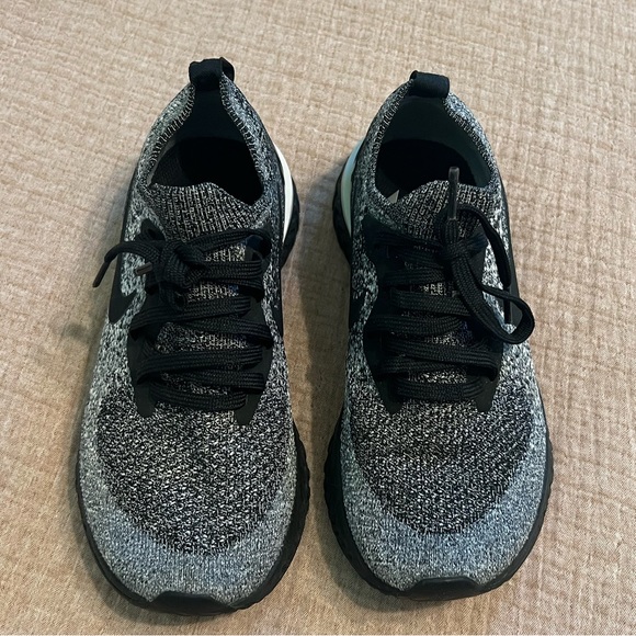 Nike Epic React Flyknit Oreo - Picture 2 of 7